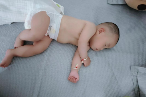 盐城宝宝胳膊上起红疙瘩